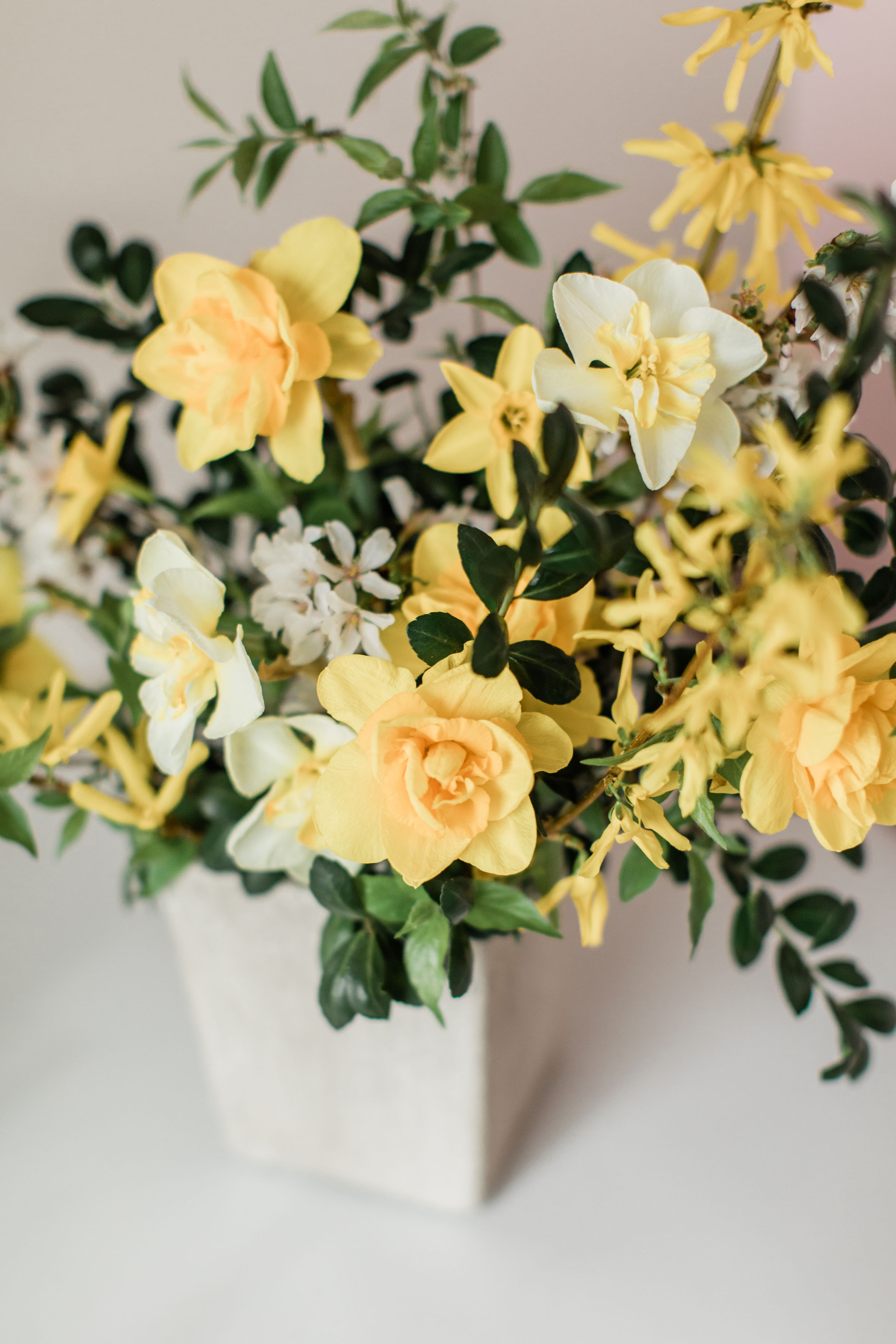 daffodils, spring flowers, flower arrangement, centerpiece, wedding flowers
