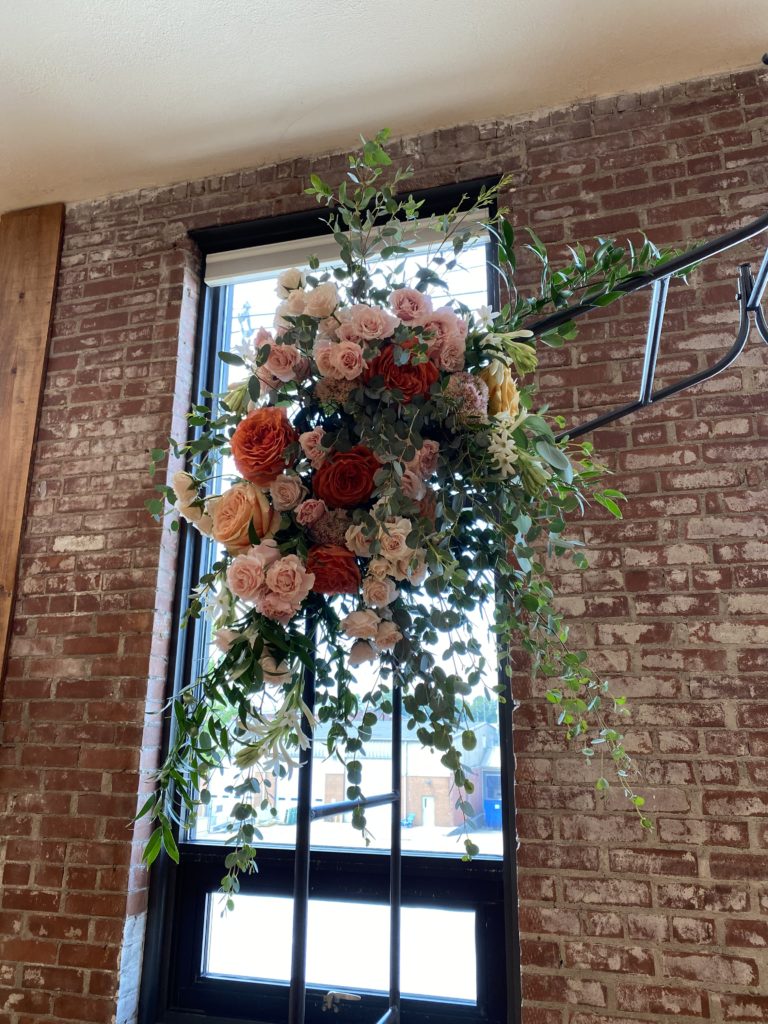 ceremony arch for a wedding at city view at sterling square, flowers by evansville florist emerald design