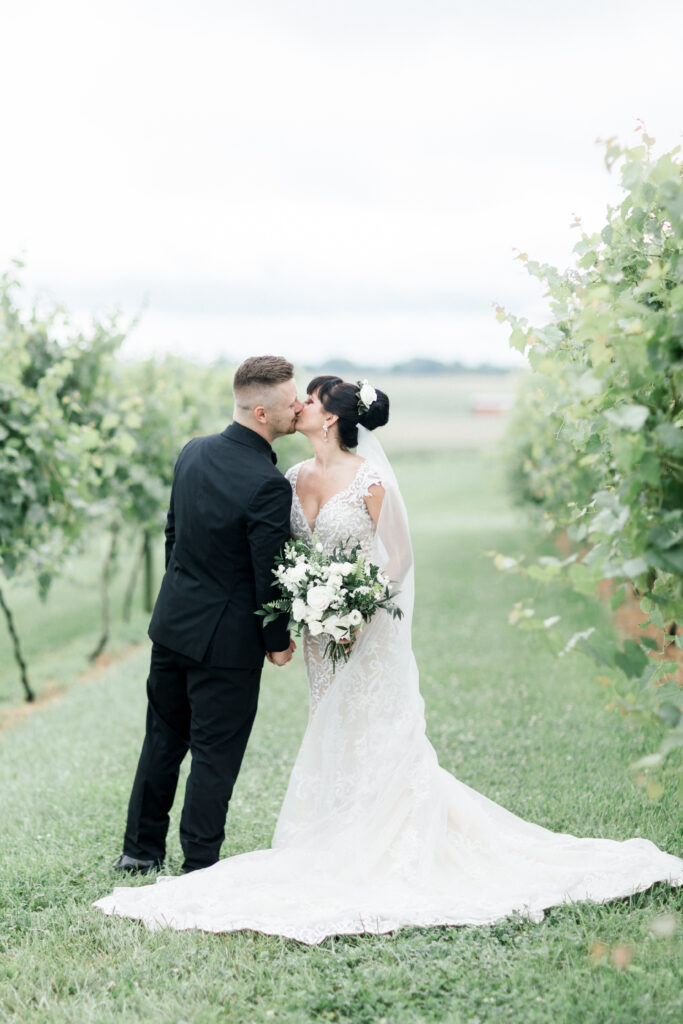 wedding at farmer and frenchman in henderson county kentucky, flowers by emerald design, photos by shillawna ruffner photography
