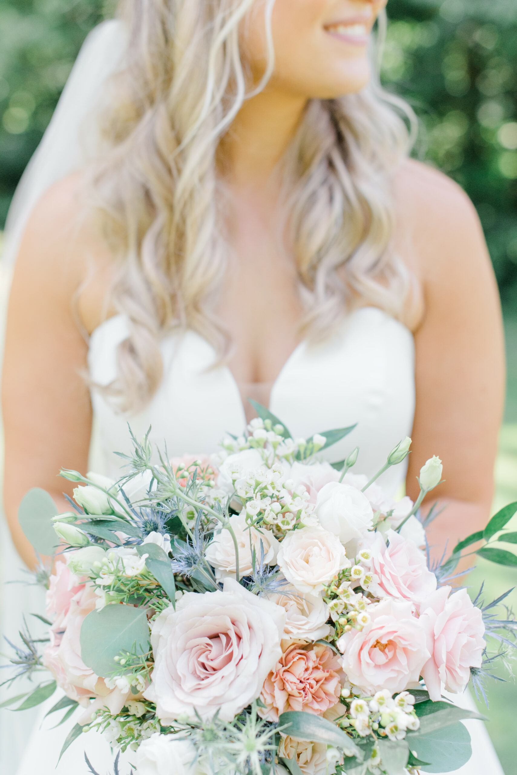 summer wedding at discovery lodge in evansville indiana, flowers by evansville florist emerald design, photo by katie rhodes photography